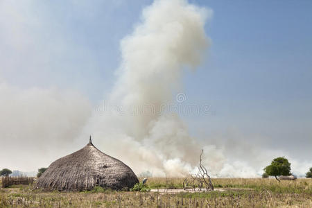 南苏丹的村庄和草火