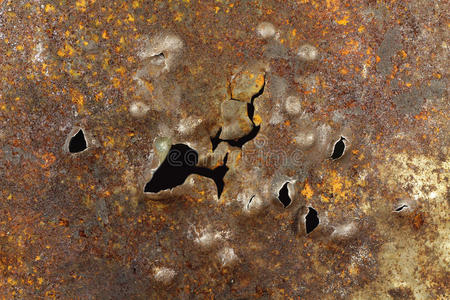 金属板背景上落下的留下的凹痕照片