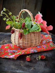篮子里有一束野草莓