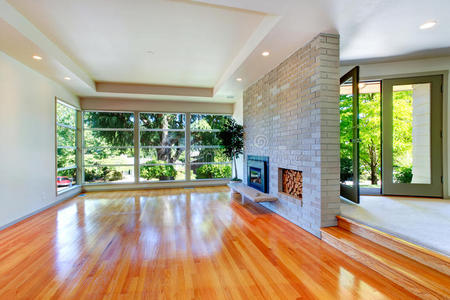 空房子的内部.带玻璃墙和砖墙的客厅照片