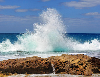 海浪撞击岩石