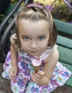 一个女孩在公园里吃冰淇淋