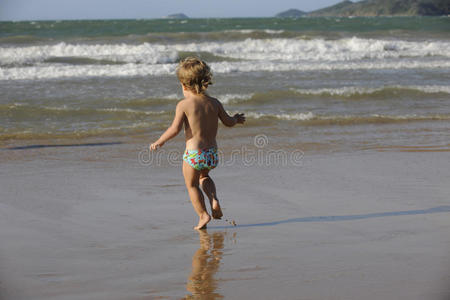 小女孩在海滩上玩得很开心。