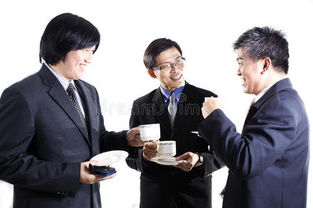 喝咖啡休息的三个亚洲商人