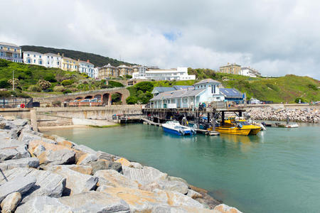 温特诺港怀特岛南岸的旅游小镇