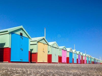 一排五颜六色的海滩小屋