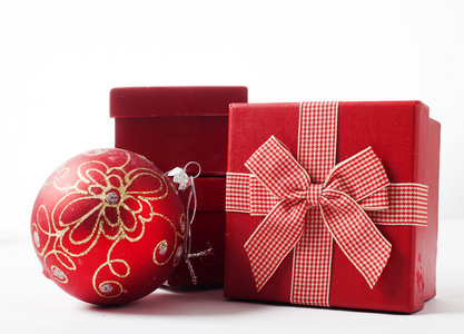 红色礼品盒和圣诞装饰