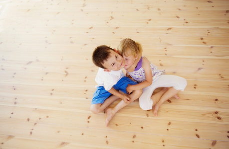 两个孩子坐在地板上