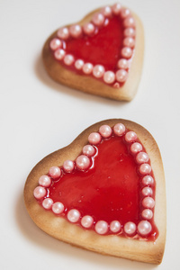 白色背景上的两个红色的心饼干。