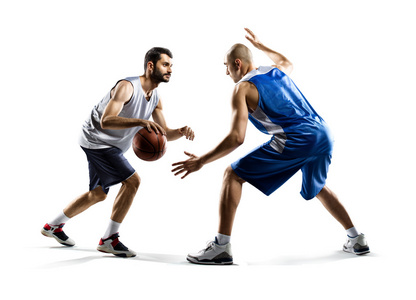 在行动中的两个篮球运动员。