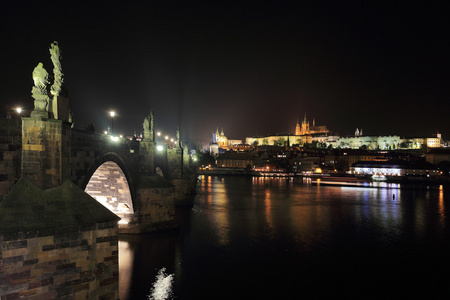 晚上布拉格查理大桥，捷克共和国哥特式城堡
