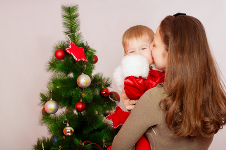 母亲和婴儿在圣诞树上