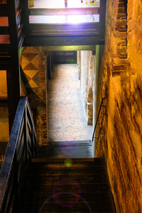 在中世纪的意大利房子内部楼梯