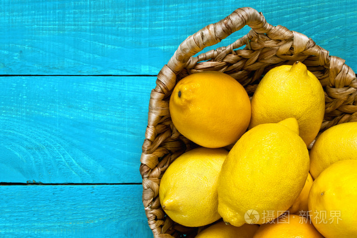 柠檬亮青色背景上