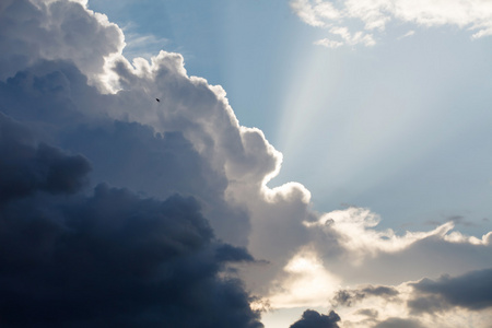 戏剧性的暴风雨天空