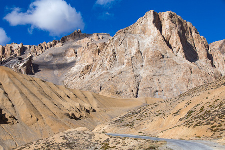 在喜马拉雅山马那里 leh 公路沿线的喜马拉雅景观。印度喜马偕尔邦