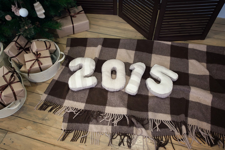 快乐新的一年 2015 年和树下的礼物