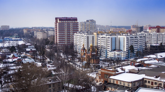 普希金诺，俄罗斯，在 2011 年 3 月 20 日。从一个窗口多层大厦在早春的城市风景