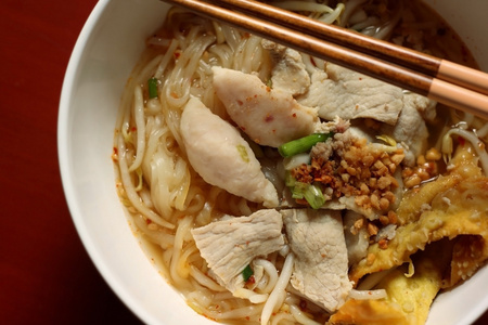 亚洲大米面条汤与猪肉，鱼球和薯片饺子