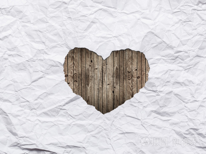 在心的形状象征白色撕碎的纸片