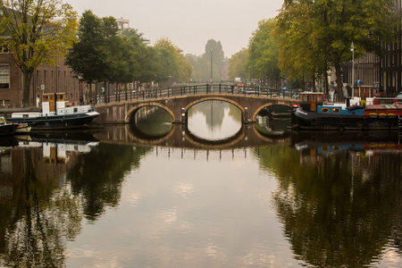 在阿姆斯特丹的运河大桥晨观图片