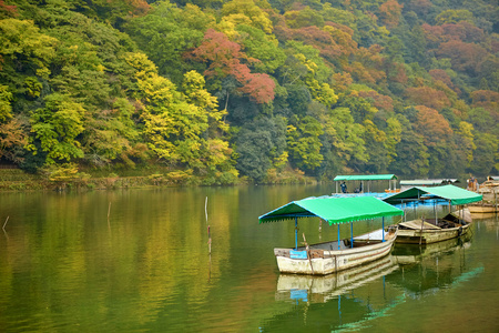 在秋天在京都岚山桂河船