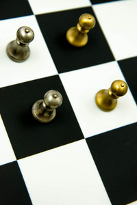 国际象棋游戏棋子在棋盘上玩