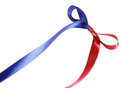 多色蓝色红色织物织带和白色背景上的蝴蝶结