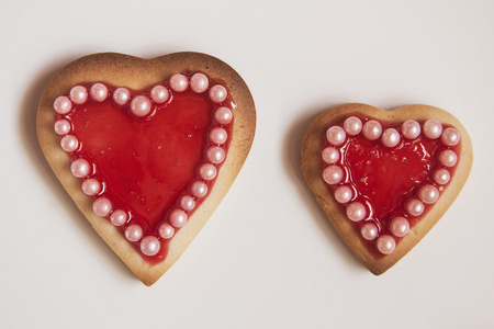 两个浪漫的心形状的自制情人节饼干在一丁点