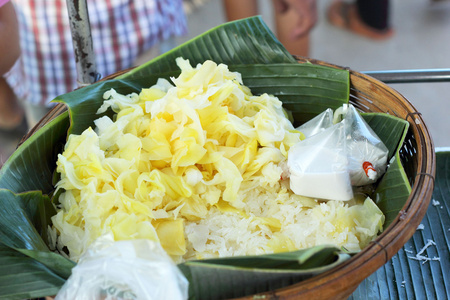 泰国甜点煮土豆放椰子