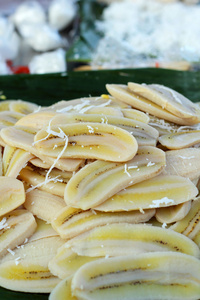 泰国甜点煮熟的香蕉放椰子