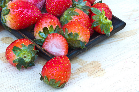 桌上的新鲜草莓