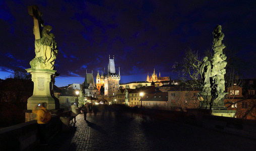 晚上布拉格哥特式城堡和圣尼古拉大教堂，查理大桥，捷克共和国