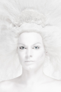 女人与白色假发伪装为雪之女王