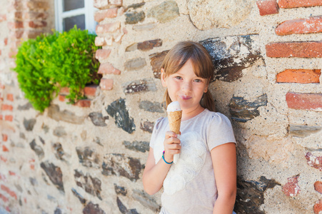 可爱的小女孩，在晴朗的日子，在户外吃冰激淋