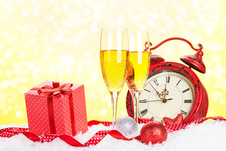 香槟，礼品盒和圣诞钟