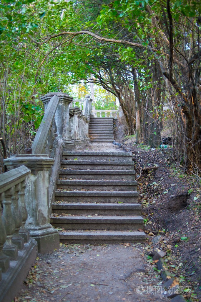 带扶手的老石梯