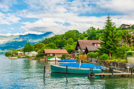 班夫国家公园山脉冰碛湖和小船皮艇独木舟美丽的风景山和湖从小船在