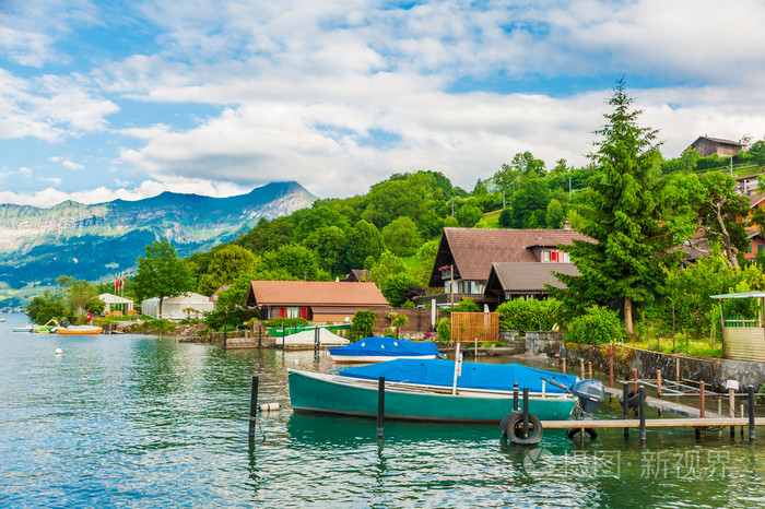 美丽的夏天景观湖, 山峦, 房子和一只小船