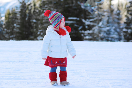 在冬天的阿尔卑斯山度假胜地的小女孩