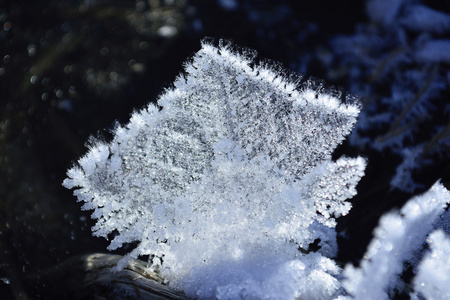 蓬松的水晶霜