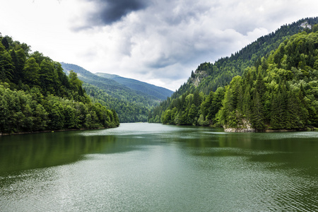 景观与 vidraru 湖,罗马尼亚照片