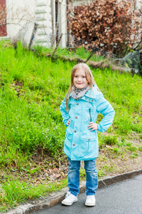 一个美丽的小女孩，在一件蓝夹克的室外肖像