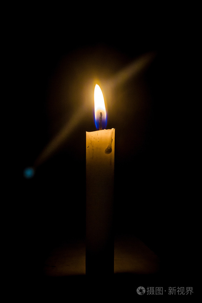黑夜中的烛光