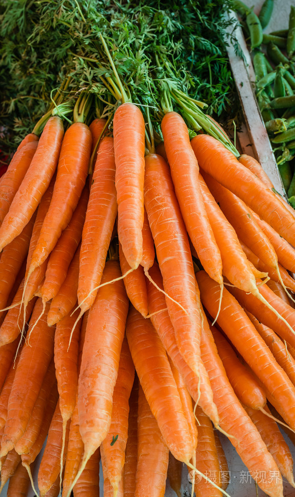 在市场上的新鲜胡萝卜