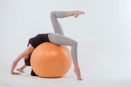 锻炼身体健康的年轻女运动员照片