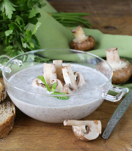 蘑菇汤酱鲜香菇和欧芹图片