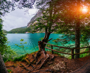 高山湖泊之间由山