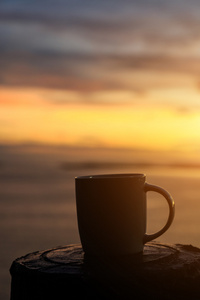 咖啡杯和日落