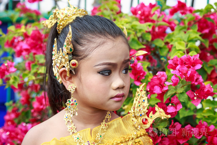 漂亮的泰国姑娘穿着典型泰国服饰